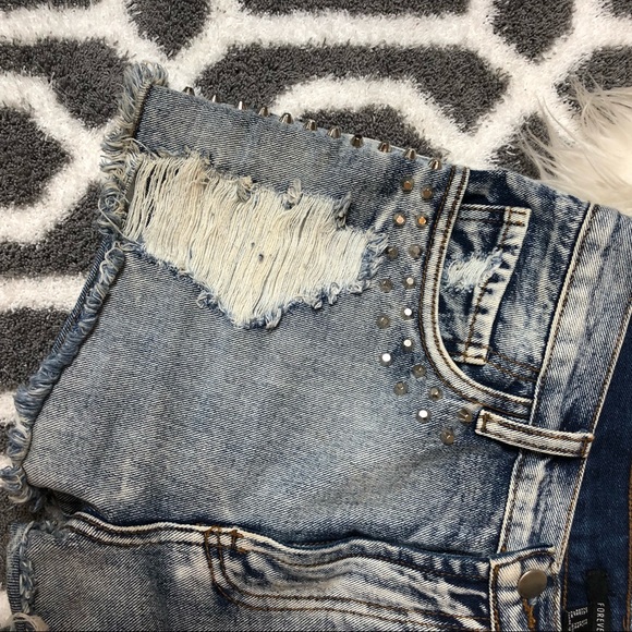 high waisted cutoff short w/ metal embellishments - Picture 4 of 8